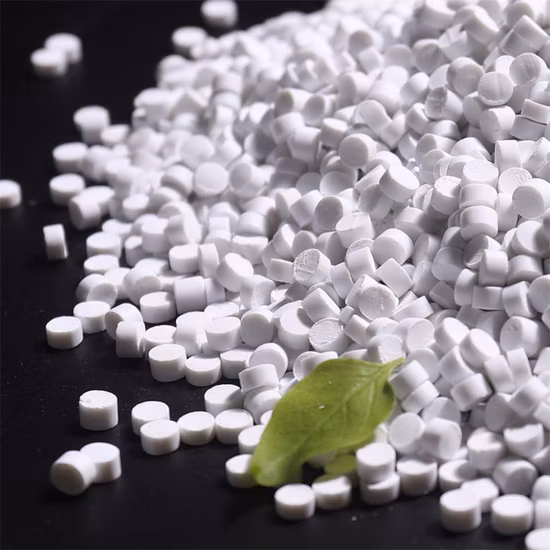 Твердый экструдированный материал ПВХ бело-серого цвета для профильных водопроводных труб.